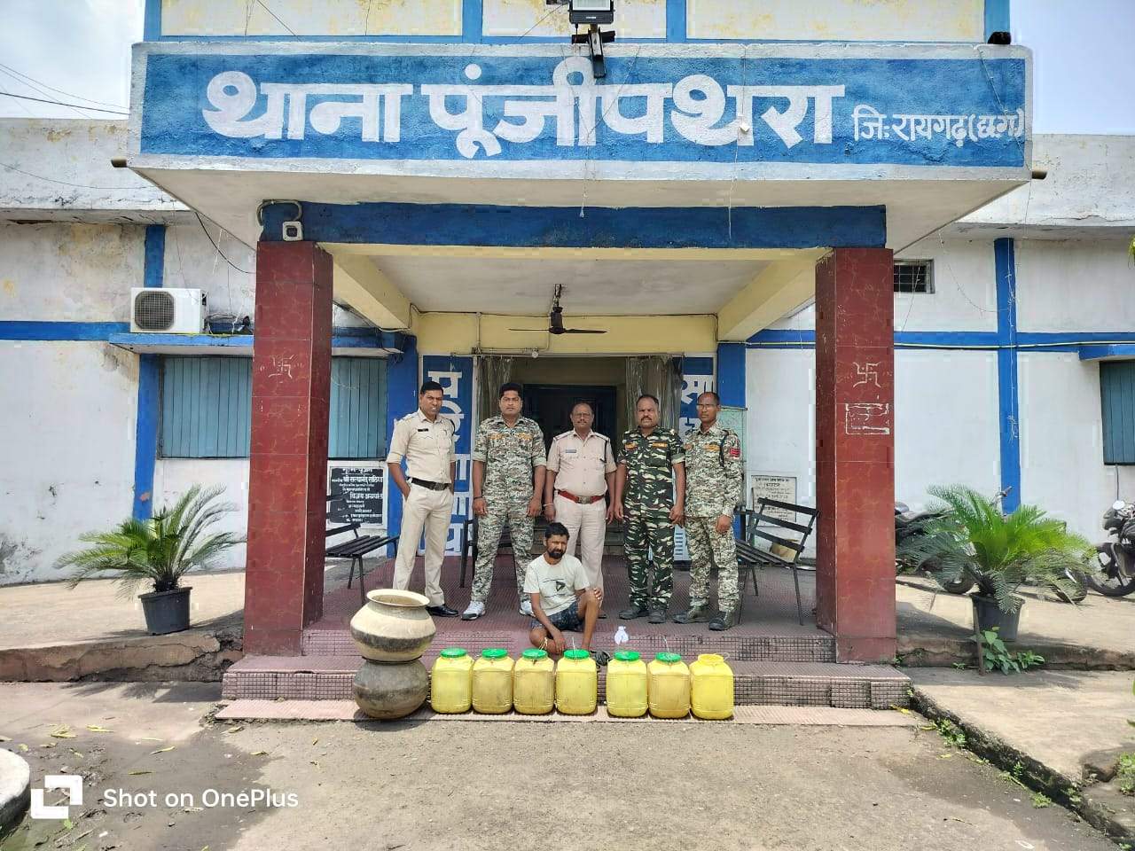 अवैध शराब संग आरोपी गिरफ्तार अवैध शराब संग आरोपी गिरफ्तार