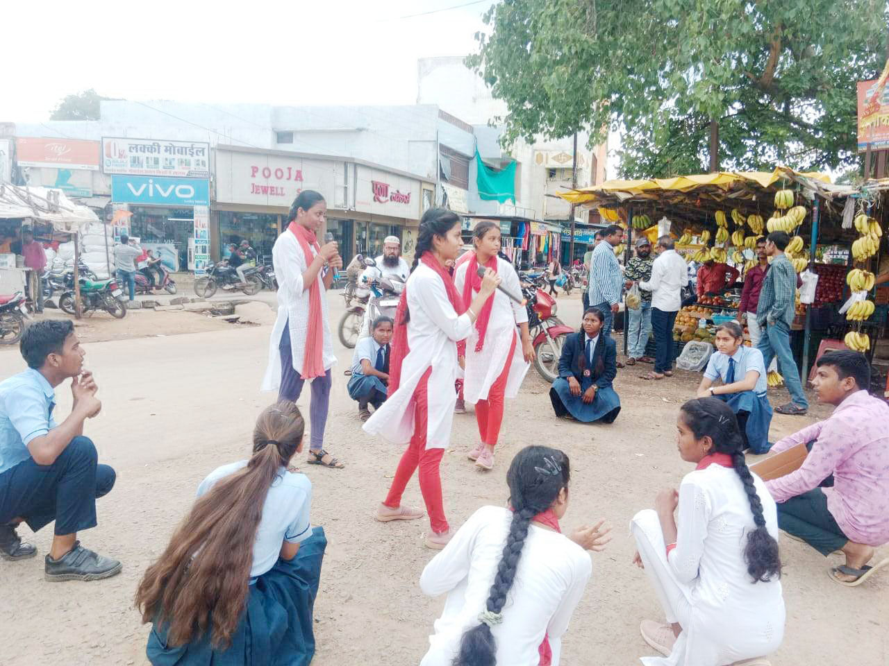 नुक्कड़ नाटक का मंचन 