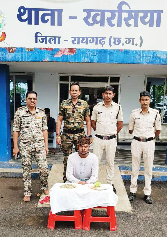 सूने मकान से चोरी, नाबालिग समेत 2 गिरफ्तार सूने मकान से चोरी, नाबालिग समेत 2 गिरफ्तार