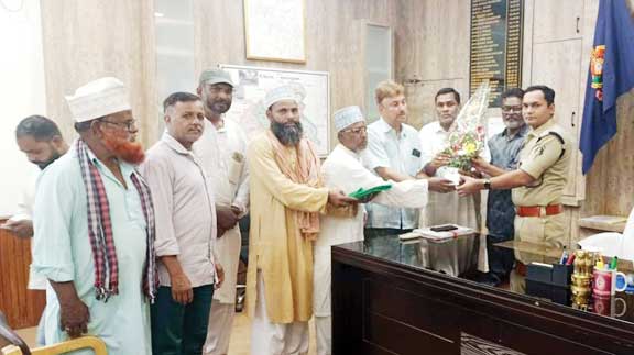 अंजुमन कमेटी ने एसपी से की सौजन्य मुलाकात