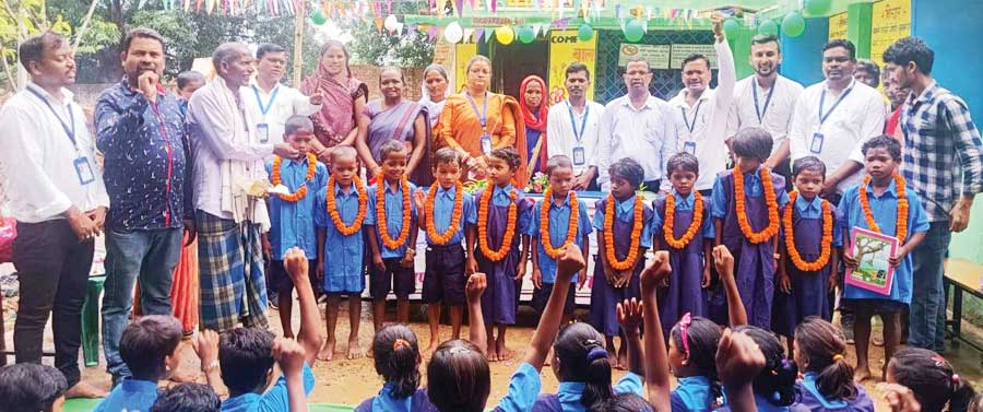 तिलक लगा मिठाई खिलाकर बच्चों का शाला प्रवेश