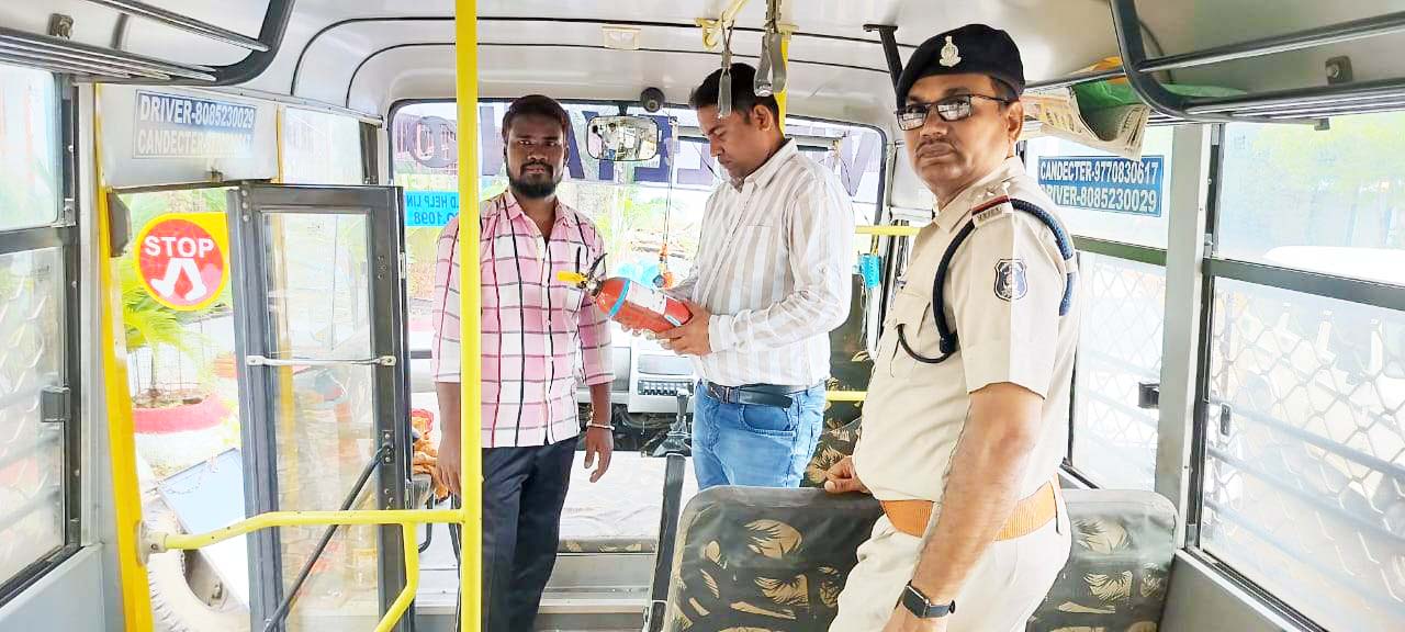 स्कूल बसों की आरटीओ और यातायात पुलिस ने की जांच