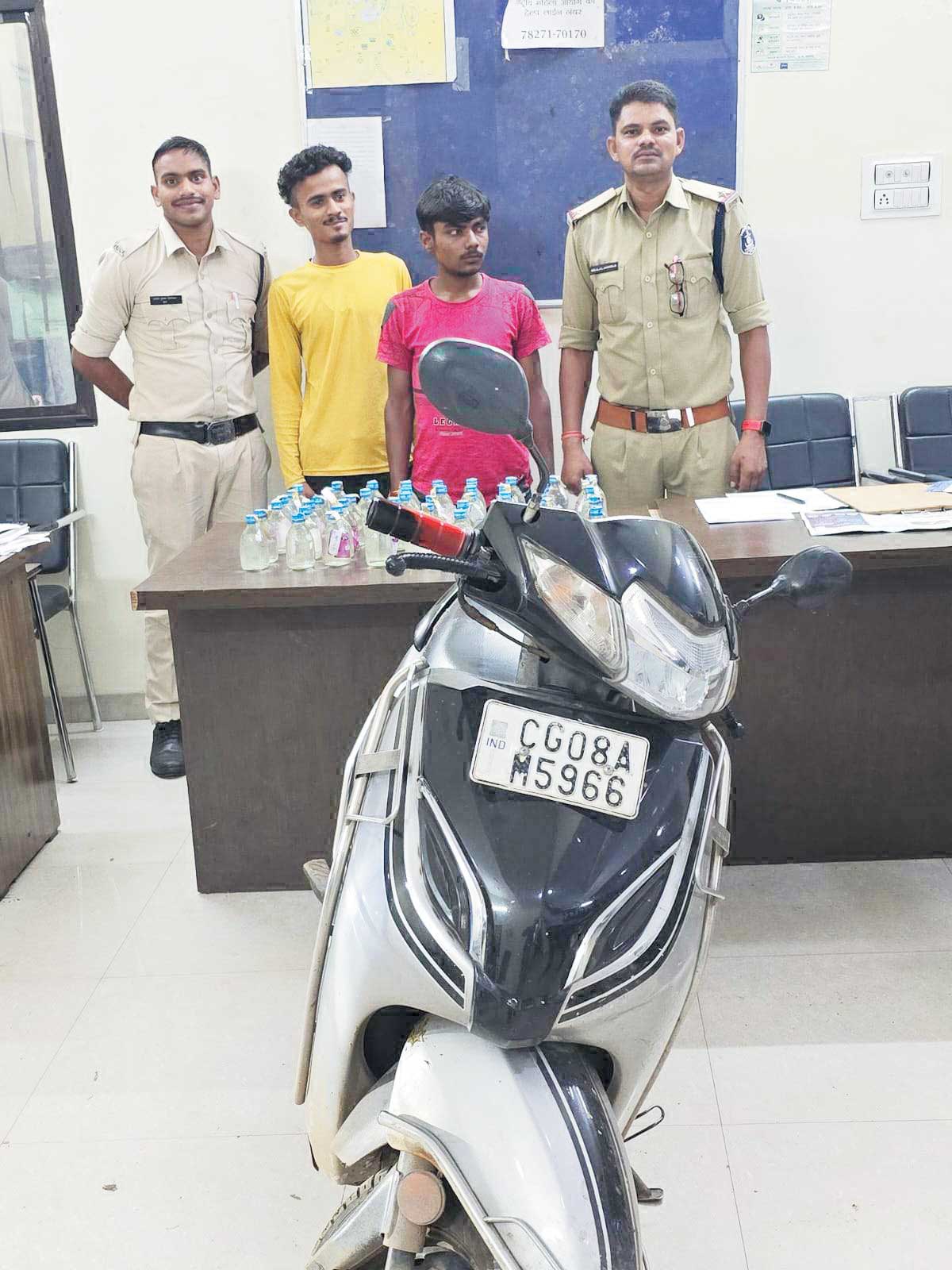 शराब परिवहन करते 2 आरोपी पकड़ाए शराब परिवहन करते 2 आरोपी पकड़ाए