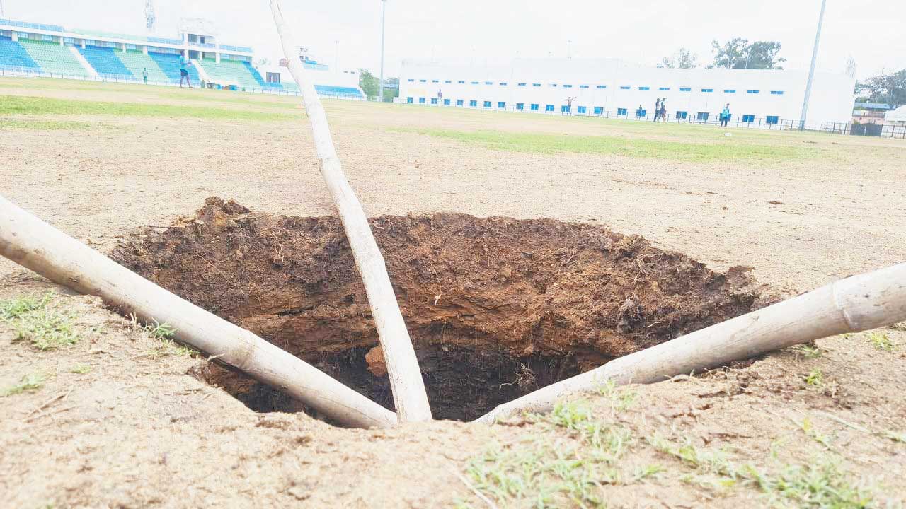 दिग्विजय स्टेडियम के मैदान में गड्ढा, खिलाड़ी भडक़े