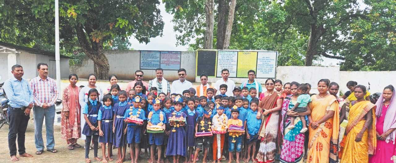 स्कूल के पहले दिन बच्चों के हाथों की ली छाप, सेल्फी भी