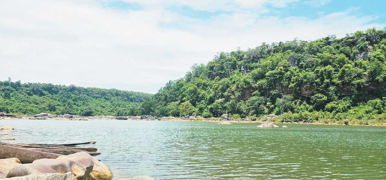 बस्तर में बढ़ेगी अब पर्यटकों की भीड़, मिनी नियाग्रा से लेकर तीरथगढ़ पहुँच रहे लोग