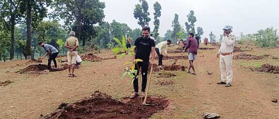 वृक्षारोपण का नामकरण करते हुए मैनपाट यूथ ने लिया गोद