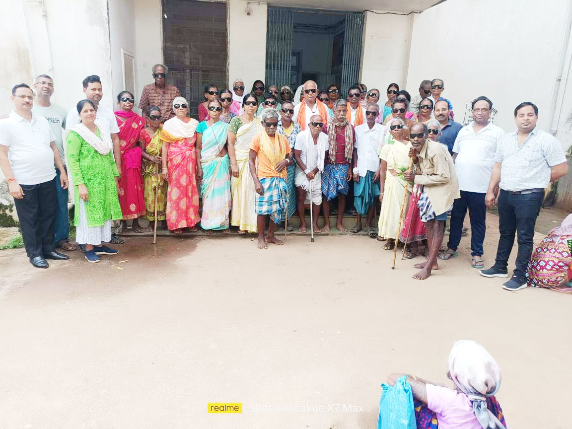 2 दिन में 42 मोतियाबिंद का सफल ऑपरेशन