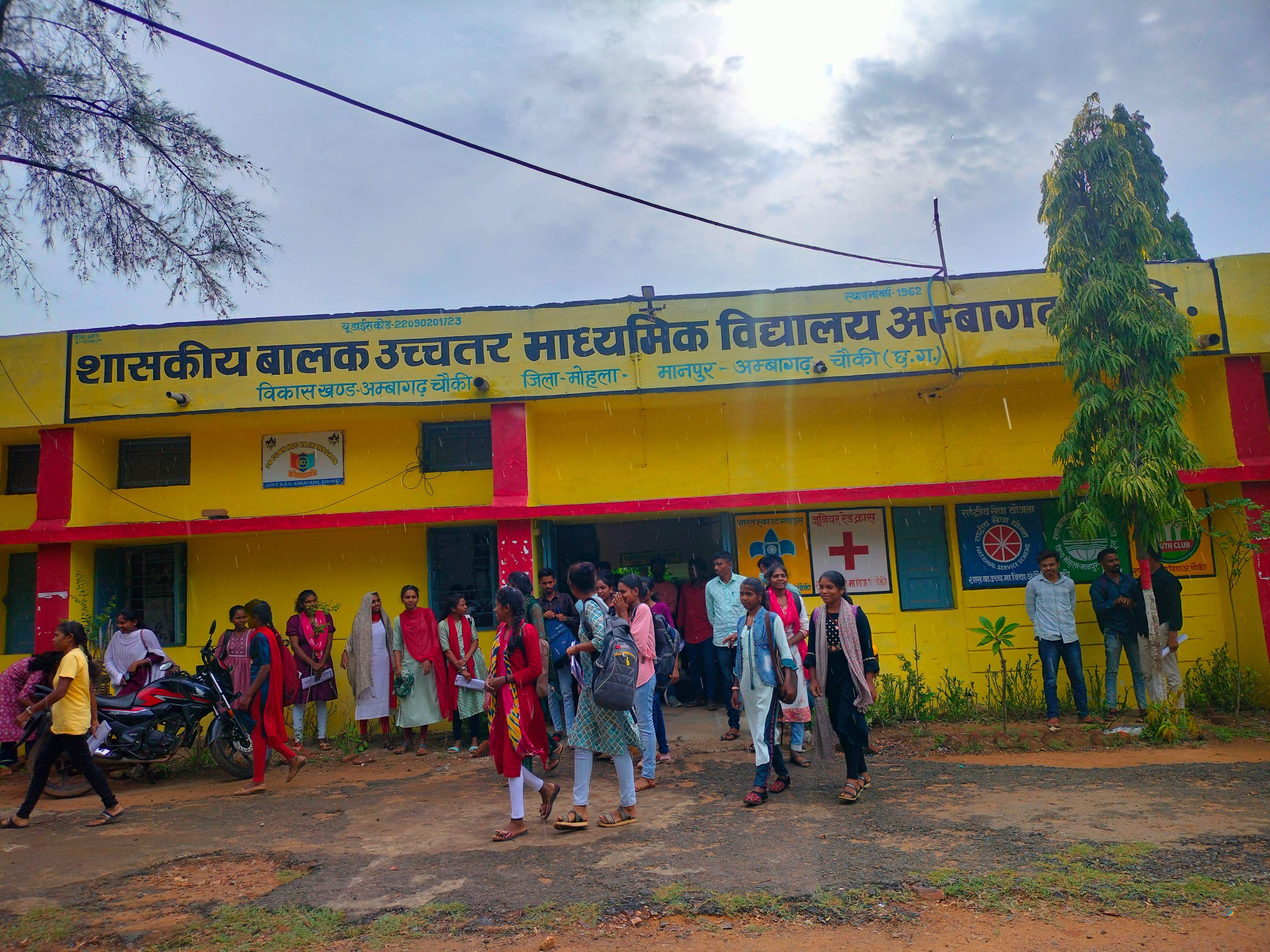 हजारों ने दी डीएलएड व बीएड की परीक्षा