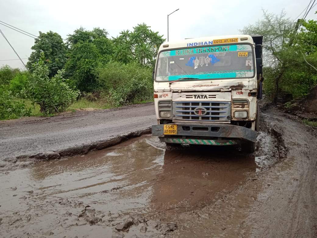 इन गड्ढों में कभी हो सकती है बड़ी दुर्घटना इन गड्ढों में कभी हो सकती है बड़ी दुर्घटना