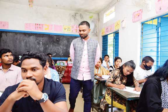  एमएलए कोचिंग सेंटर में प्रवेश चयन परीक्षा, विधायक पहुंचे निरीक्षण पर