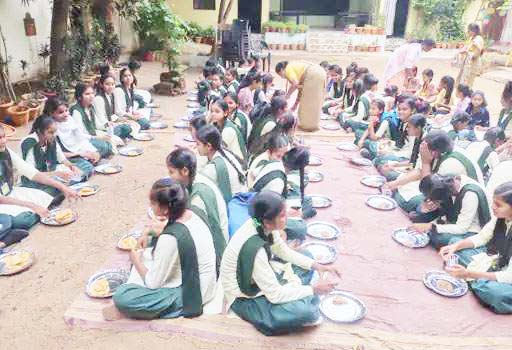 स्कूल को सजाकर छात्राओं को दिया न्योता भोज स्कूल को सजाकर छात्राओं को दिया न्योता भोज