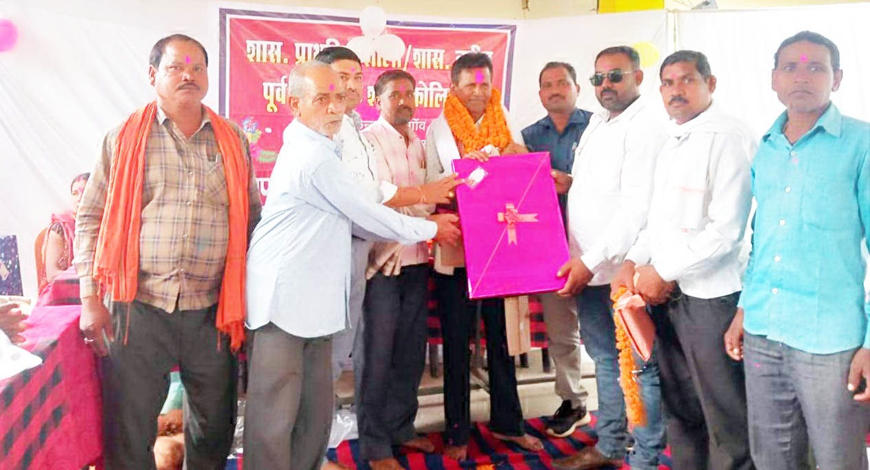 सेवानिवृत्ति पर शिक्षक को दी विदाई सेवानिवृत्ति पर शिक्षक को दी विदाई