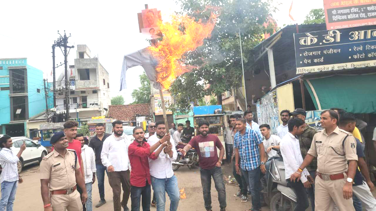 हत्या के विरोध में पुतला फूंका हत्या के विरोध में पुतला फूंका