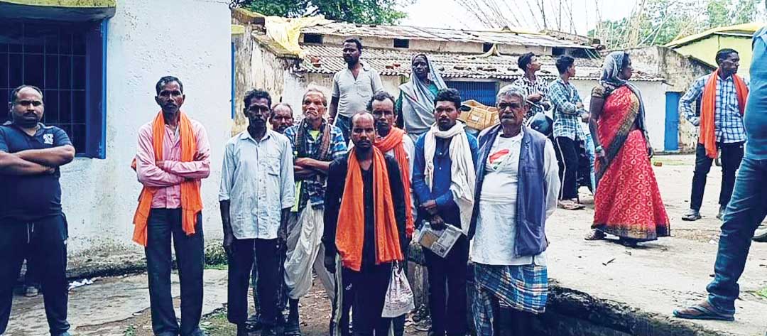 खाद के लिए चक्कर काट रहे किसान