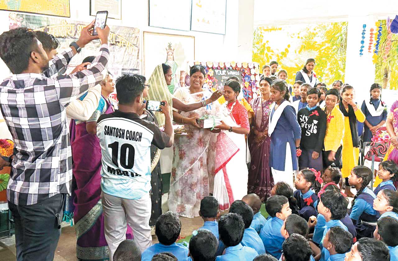 शाला प्रवेशोत्सव में शामिल हुईं रायमुनी भगत
