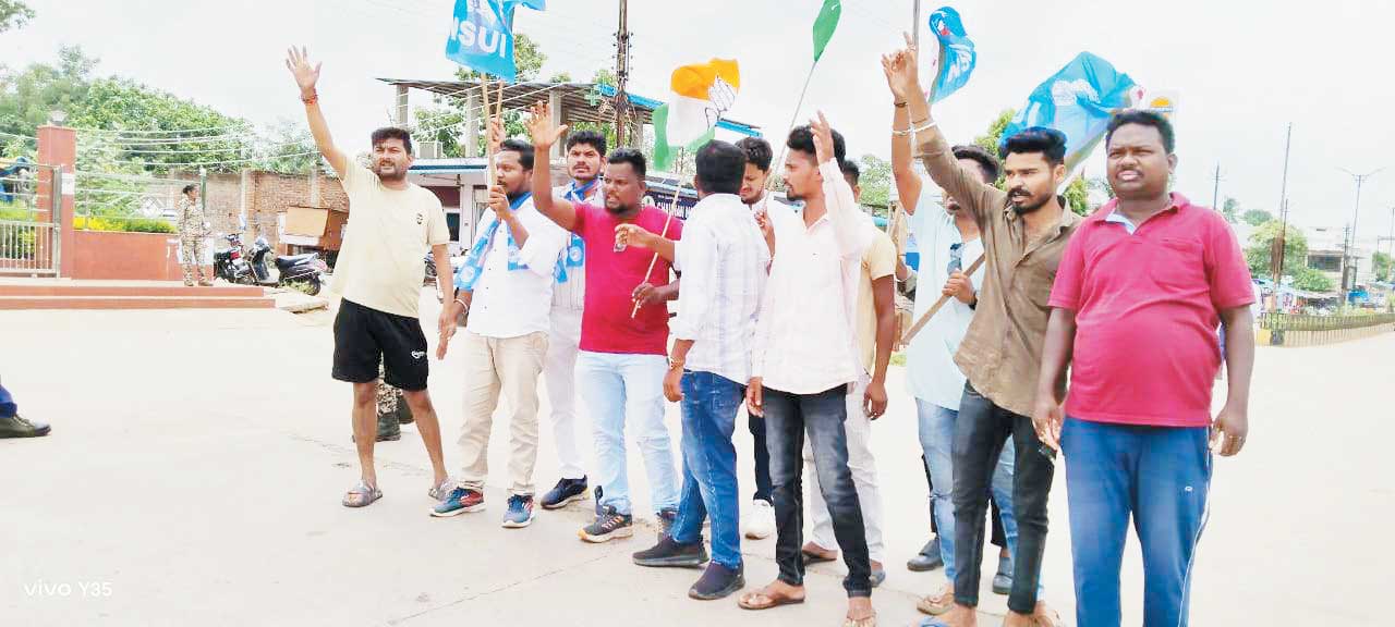  एनएसयूआई कार्यकर्ताओं ने राज्य सरकार का फूंका पुतला