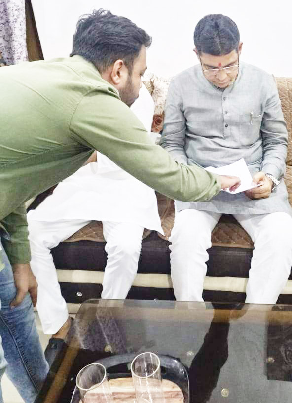 नवनिर्मित इंडोर स्टेडियम के बचाव के लिए भाजयूमो नेता मिले प्रभारी मंत्री से