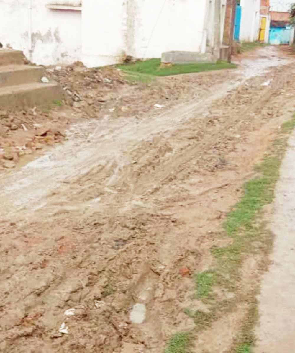 ठेकेदार ने तालाब से मिट्टी निकालकर सडक़ पर छोड़ा, फिसलन से हो रहे हादसे