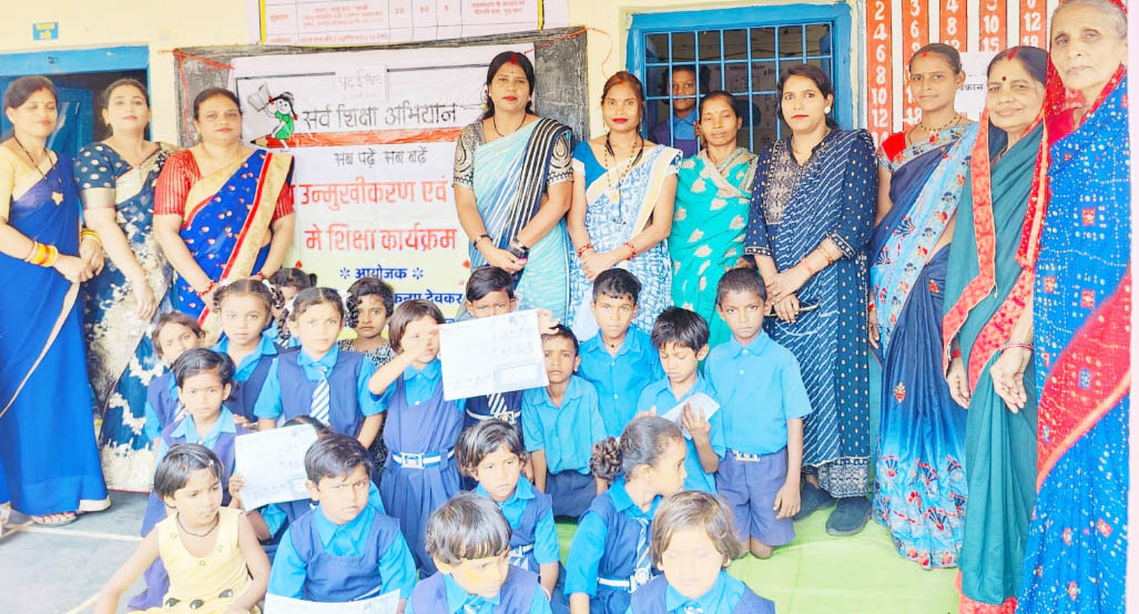 नवप्रवेशी बच्चों और माताओं  के साथ पढ़ई तिहार, पुरस्कृत 