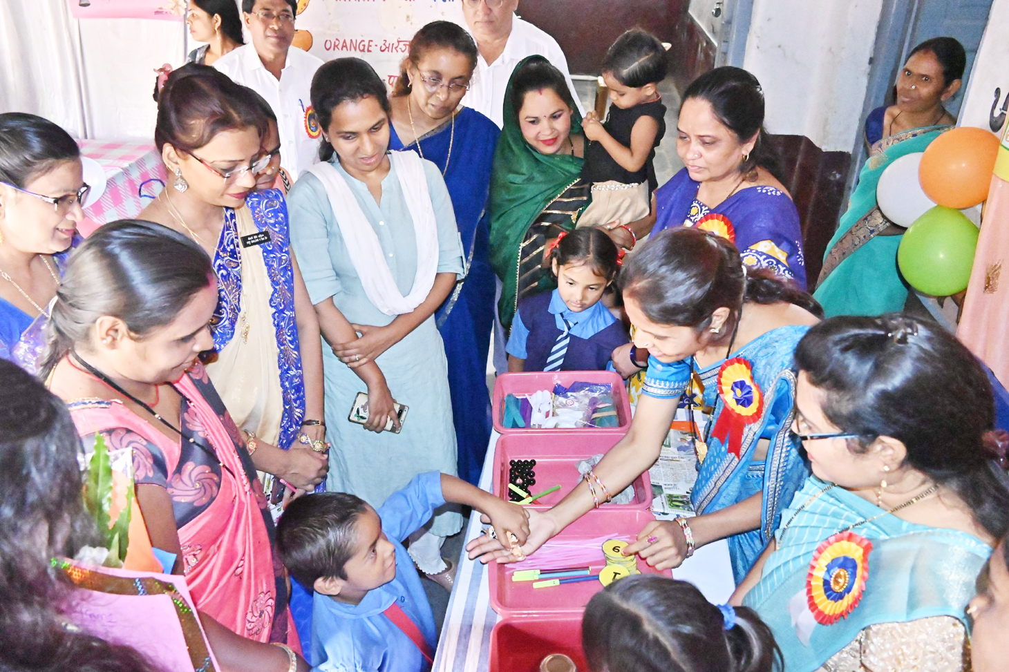 अंगना में शिक्षा कार्यक्रम, स्मार्ट माताओं को किया सम्मानित