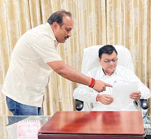 उद्योग स्थापित नहीं करने वाले कारोबारियों का आबंटन रद्द करने मंत्री को ज्ञापन