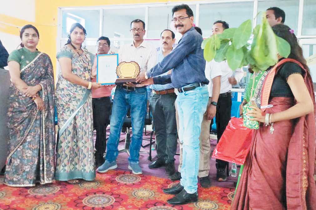 खटकर को शिक्षा दूत पुरस्कार