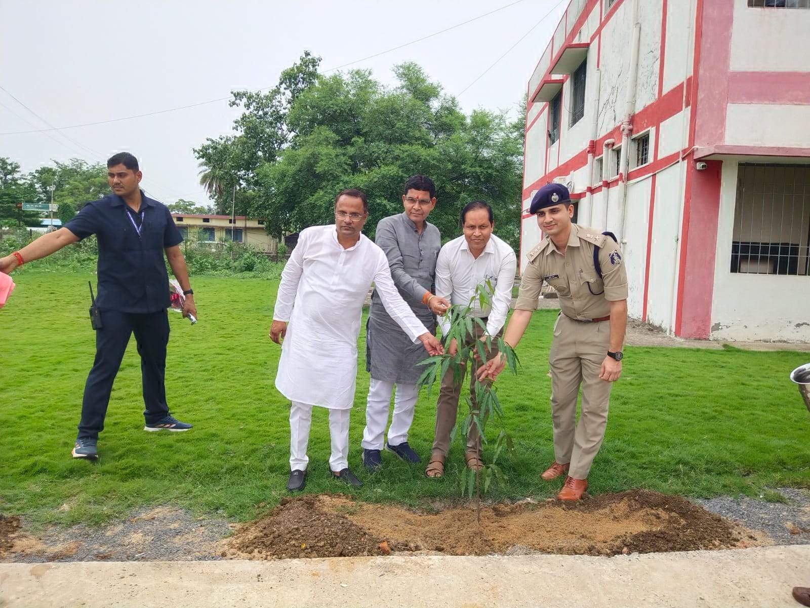 प्रभारी मंत्री ने कलेक्टोरेट में किया पौधरोपण