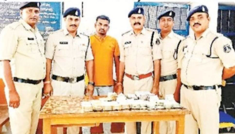 9 लाख की चोरी करने वाला आरोपी दुकान का ही गार्ड निकला, गिरफ्तार  