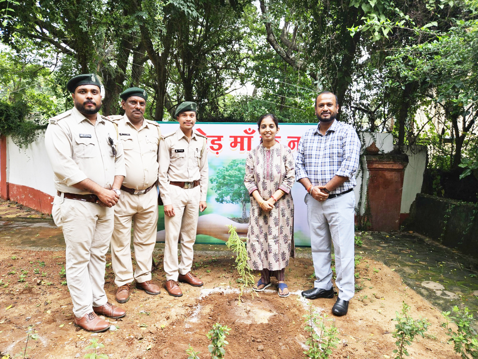 एक पेड़ मां के नाम