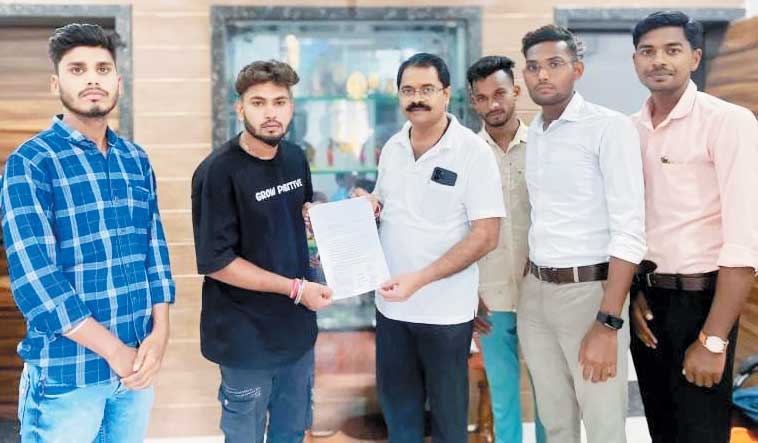 शिक्षक की कमी, विधायक सहित कलेक्टर-डीईओ को सौंपा ज्ञापन