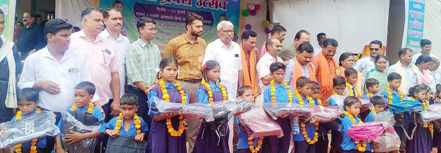 पालनार में छात्रों का विशेष स्वागत पालनार में छात्रों का विशेष स्वागत