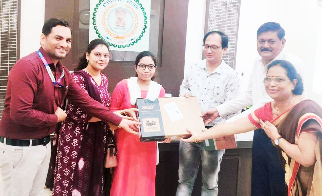 कलेक्टर ने चांदनी को दिया लैपटॉप कलेक्टर ने चांदनी को दिया लैपटॉप