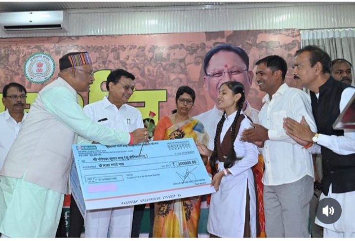 अब अपनी खुद की स्कूटी ले सकेंगी टॉपर होनिशा अब अपनी खुद की स्कूटी ले सकेंगी टॉपर होनिशा