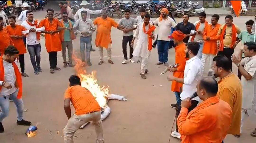 राहुल का फूंका पुतला, ज्ञापन 