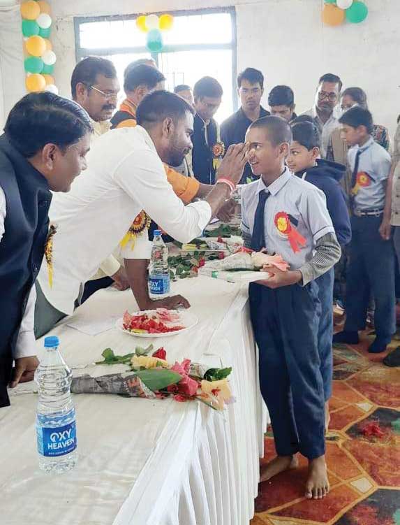 शिक्षा के साथ साथ चरित्र निर्माण व संस्कार भी जरूरी-रामकुमार टोप्पो