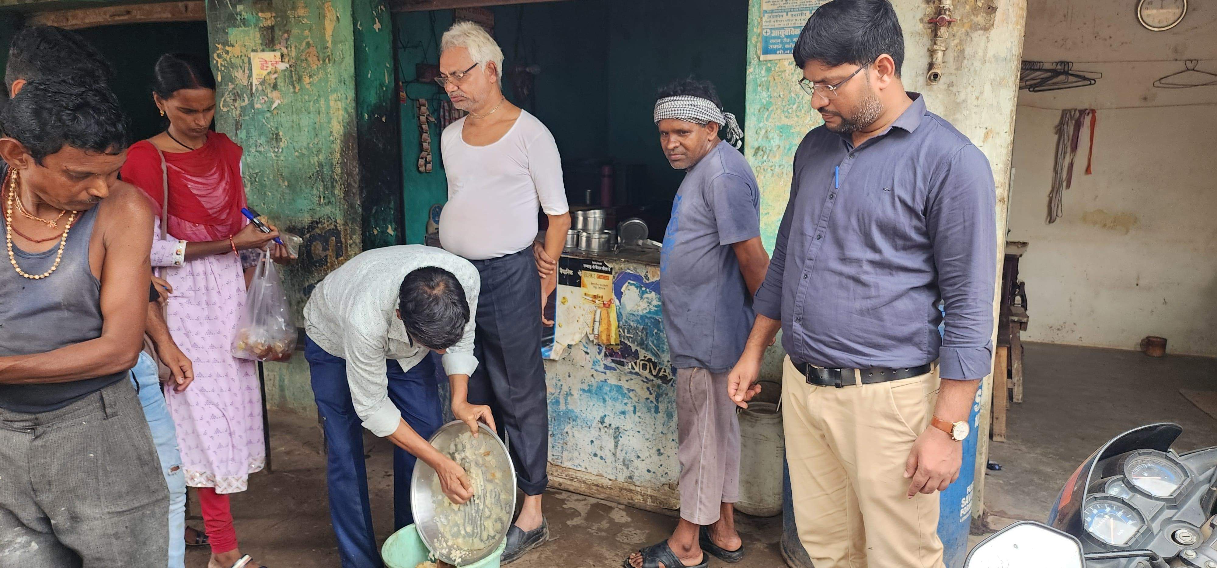 दुकानों-होटलों की जांच अमानक खाद्य सामान नष्ट कराई, 8 दुकानों को नोटिस दुकानों-होटलों की जांच अमानक खाद्य सामान नष्ट कराई, 8 दुकानों को नोटिस