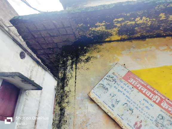 आंगनबाड़ी केंद्र का प्लास्टर गिरा