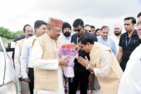 दीक्षांत समारोह में पहुंचे गवर्नर और सीएम का स्वागत