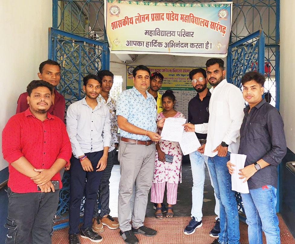 एनएसयूआई ने ज्ञापन सौंपा