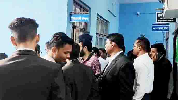 दो शादियों के चक्कर में फंसा सरकारी कर्मचारी वकील ने पूछा सवाल तो कर दिया हमला दो शादियों के चक्कर में फंसा सरकारी कर्मचारी वकील ने पूछा सवाल तो कर दिया हमला