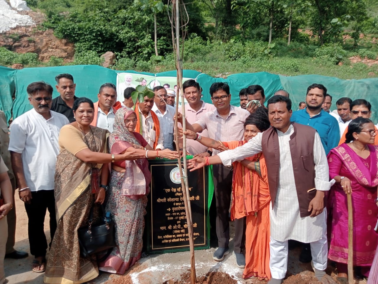 वित्त मंत्री ओपी ने मां के नाम रोपा पीपल का पौधा वित्त मंत्री ओपी ने मां के नाम रोपा पीपल का पौधा