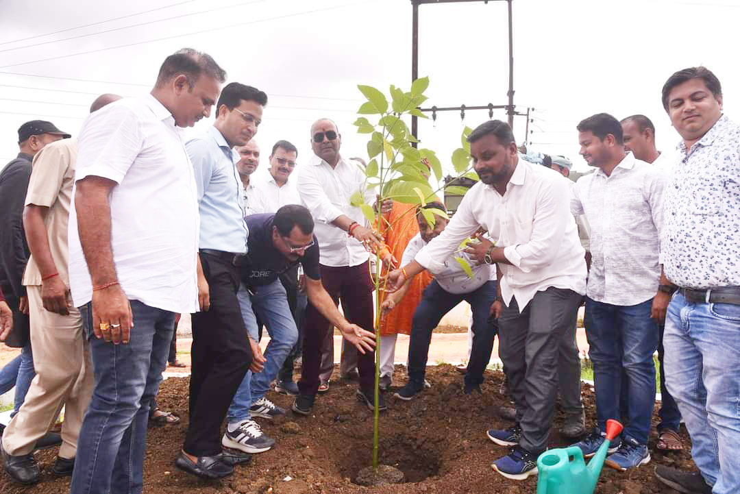 धरती को रहने लायक बनाएं रखना हैं तो पेड़ लगाना जरूरी- चंद्राकर