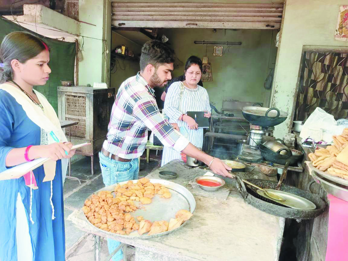 होटलों का निरीक्षण, अमानक खाद्य सामान कराई नष्ट होटलों का निरीक्षण, अमानक खाद्य सामान कराई नष्ट