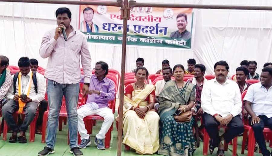बिजली दर में बढ़ोतरी के विरोध में कांग्रेसियों का धरना-प्रदर्शन बिजली दर में बढ़ोतरी के विरोध में कांग्रेसियों का धरना-प्रदर्शन