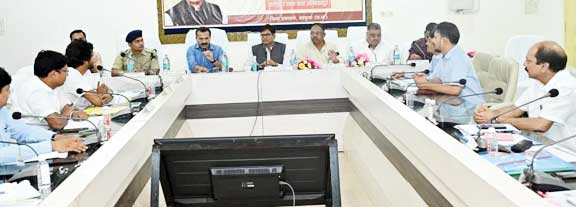  प्रभारी मंत्री चौधरी ने की सरगुजा में बकरियों में किए जा रहे कृत्रिम गर्भाधान की प्रशंसा