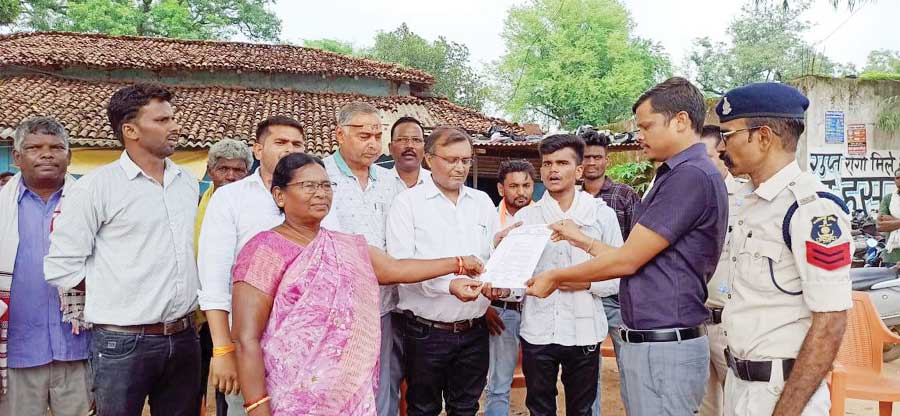  बिजली की दरों में वृद्धि-अघोषित कटौती, कांग्रेसियों ने दिया धरना