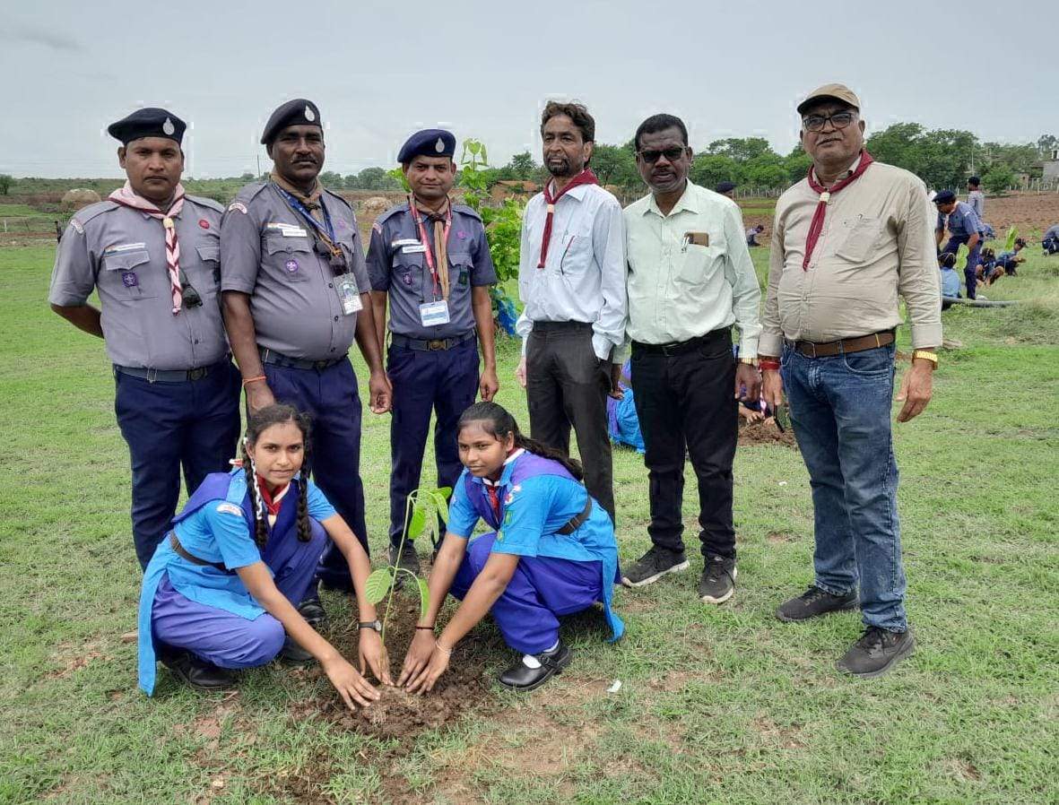 स्काउट गाइड ने पौधारोपण कर सुरक्षा करने का लिया संकल्प