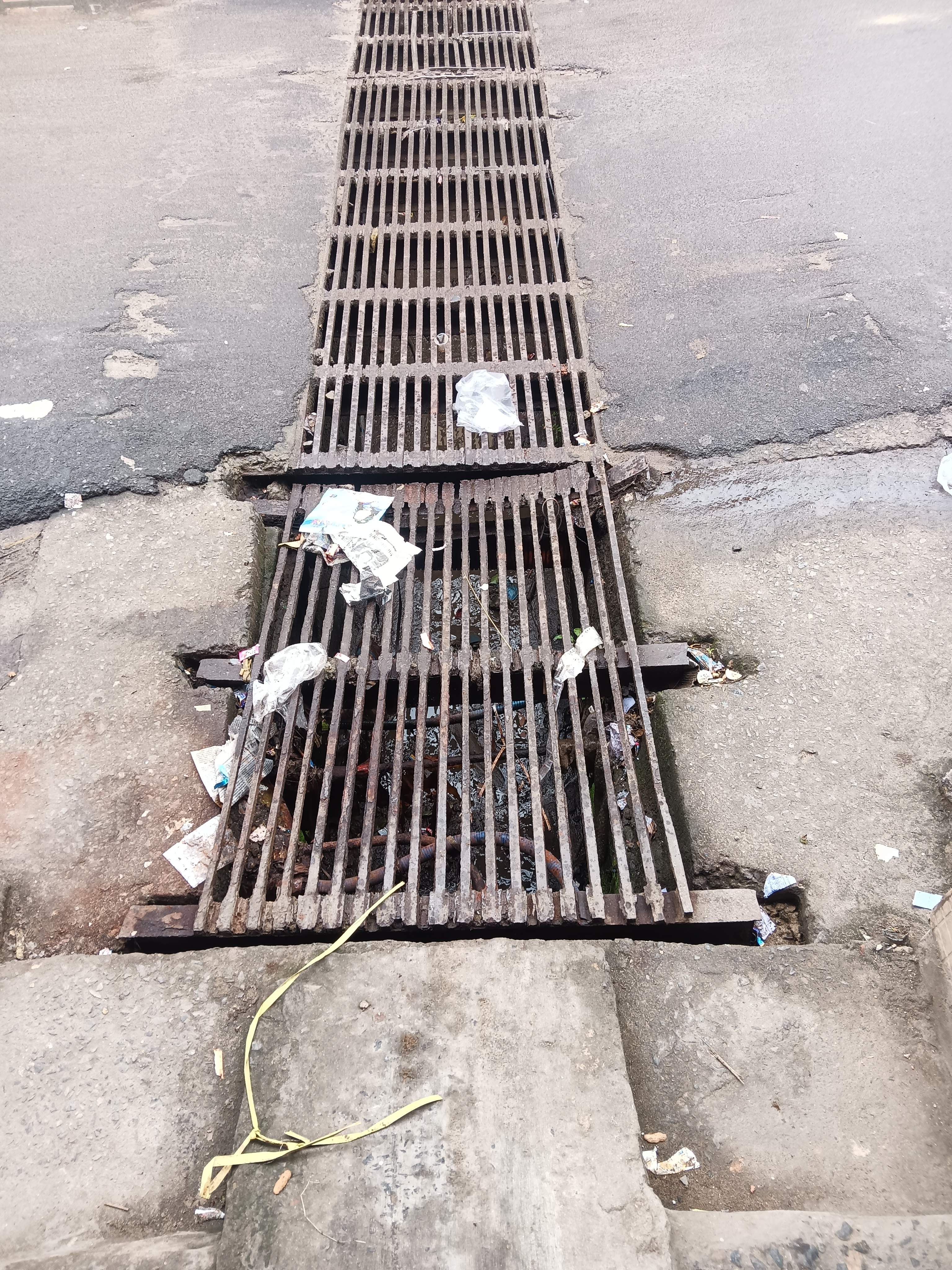 नाली की जर्जर जाली, हादसे की आशंका