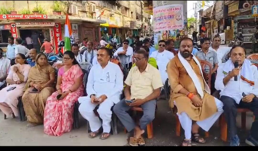 बिजली कटौती व दर बढ़ोतरी के खिलाफ कांगे्रस ने दिया धरना बिजली कटौती व दर बढ़ोतरी के खिलाफ कांगे्रस ने दिया धरना
